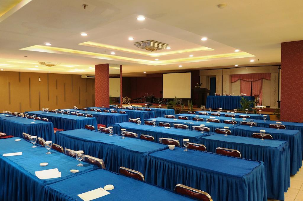 Quin Centro Hotel Palembang Bagian luar foto